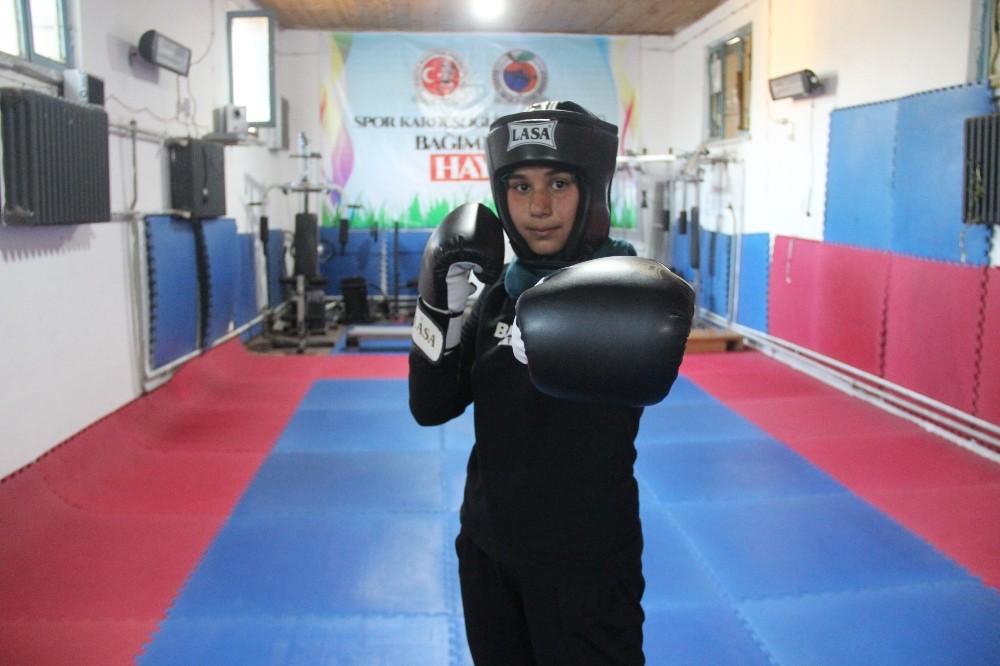 16 kardeşli ailenin 14. çocuğu olan Züleyha, Muaythai Milli Takımı’na seçildi 