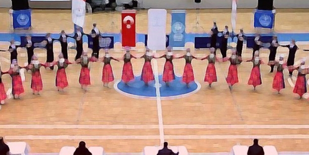 Halk oyunları ekibi Macaristan'a kaçtı