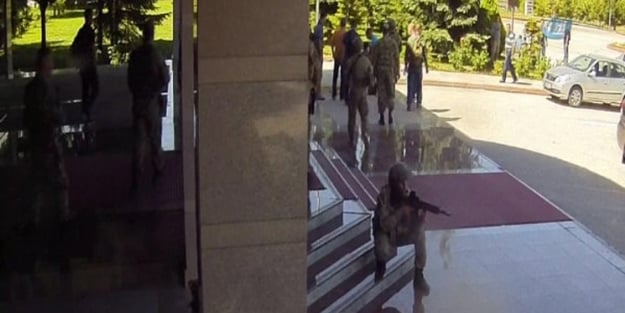Aksakallı'nın Halisdemir'i alnından öptüğü anlar