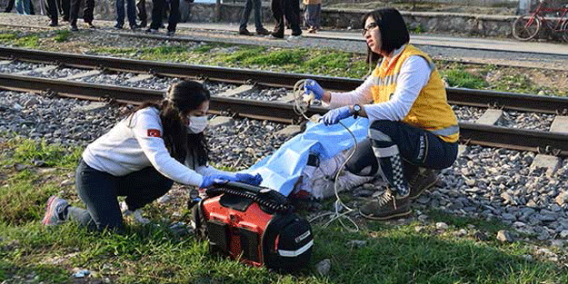16 yaşındaki kıza tren çarptı! Polis ve ambulans gelene kadar… Ölüye de mi saygınız yok? Utanç verici!