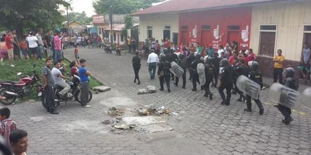 16 yaşındaki kızı sokak ortasında linç edip yaktılar!