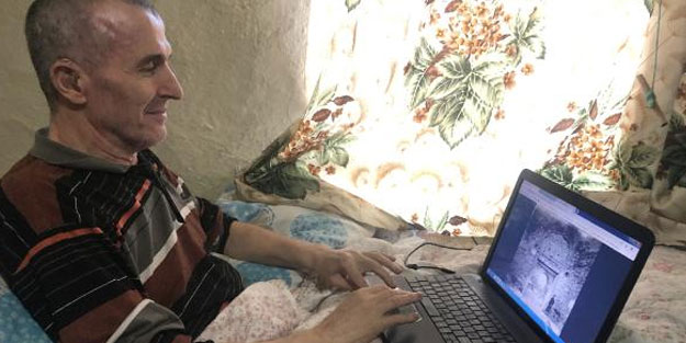 16 yıldır yatağa mahkum eşine bebek gibi bakıyor