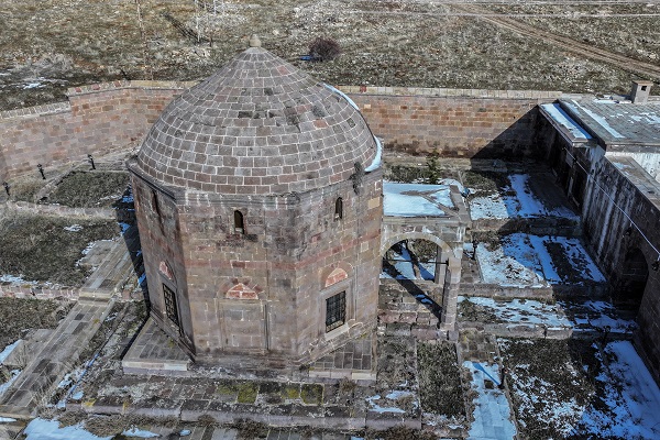 16 yıldır, yüzlerce yıllık ata mirasının bakımını gönüllü yapıyor
