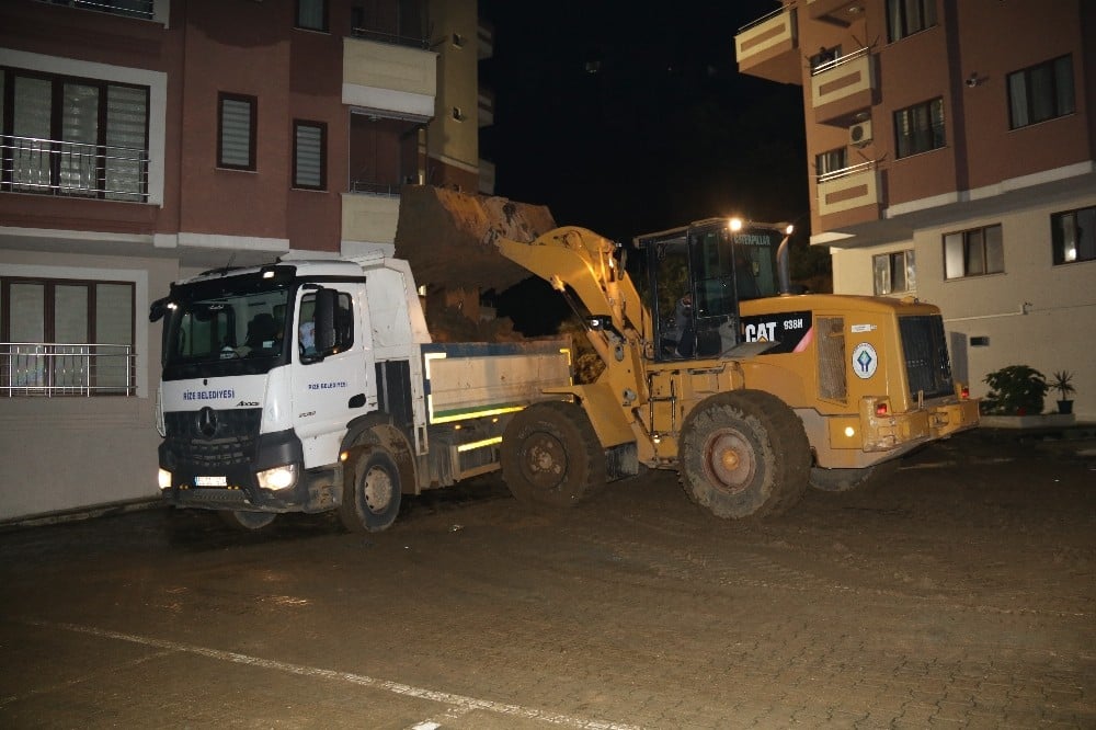 160 kamyon toprak çıktı, araçlar hala meydana çıkmadı 
