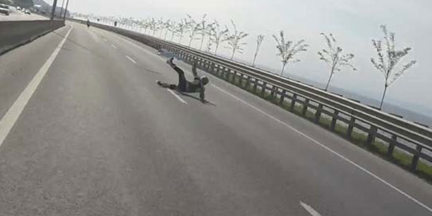 160 km hızla yola uçtu! Giydiği koruyucu elbiseler bile...