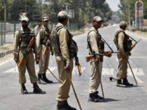 Keşmir’de sokağa çıkma yasağı getirildi