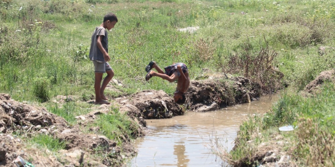 Suriyeli çocuklar lağım sularında serinliyor