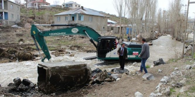 Çaldıran’da dere ıslah çalışması