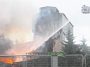 Elyaf fabrikası cayır cayır yandı