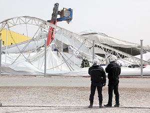 Fuar çadırını lodos vurdu: 17 yaralı