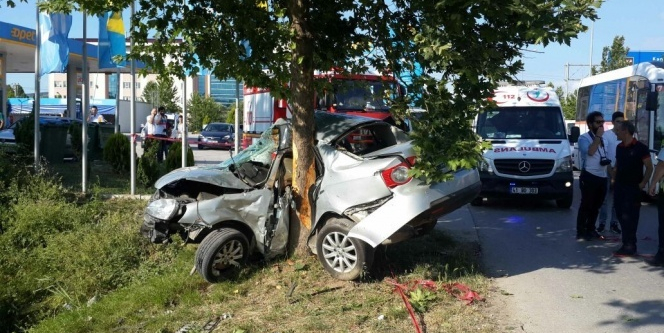 Otomobil ağaca çarptı: 1 yaralı