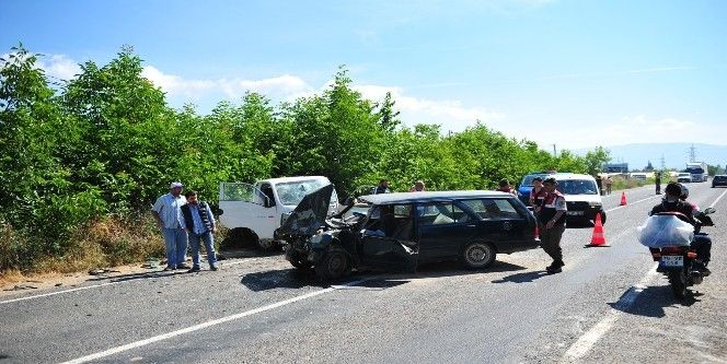Kamyonetle otomobil kafa kafaya çarpıştı: 4 yaralı