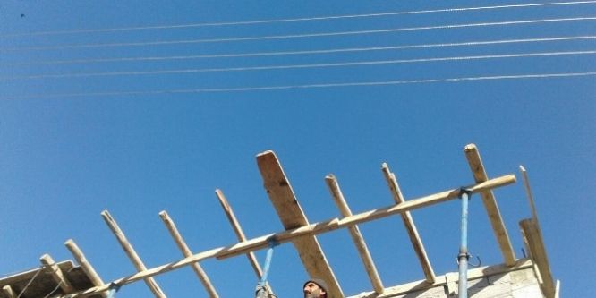 Elektrik telleri yüzünden evini yapamıyor