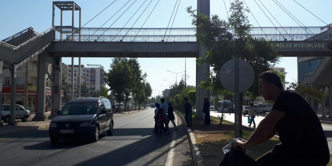 Üst geçit yerine yolu kullanan yayalar canını tehlikeye atıyor