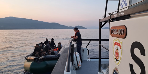17 düzensiz göçmen kurtarıldı, 25 düzensiz göçmen yakalandı