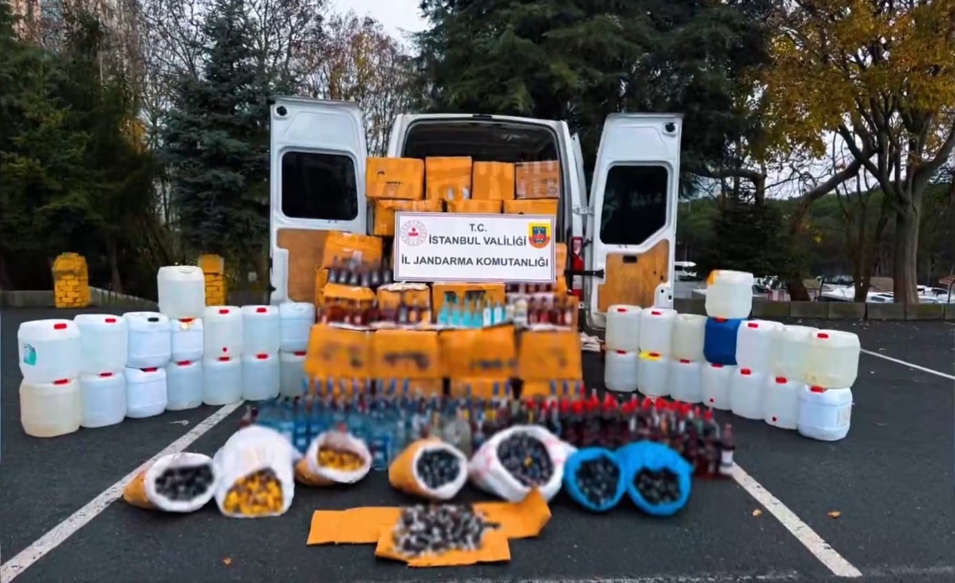 17 ilde operasyon! On binlerce litre kaçak ve sahte içki yakalandı