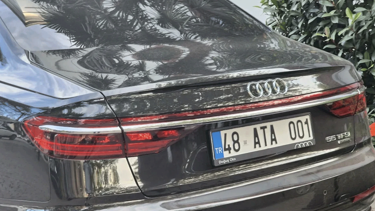 17 milyonluk arabasına ATA plakasını taktırdı! Bilin bakalım kim...