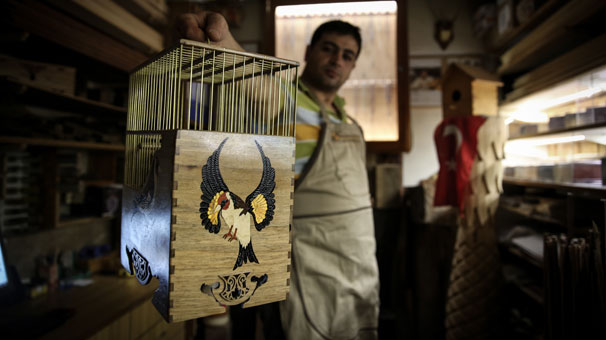 17 ülkeye ahşap kuş kafesi gönderiyor