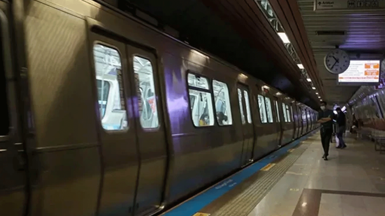 17 yaşındaki kız kendisini metronun önüne attı!