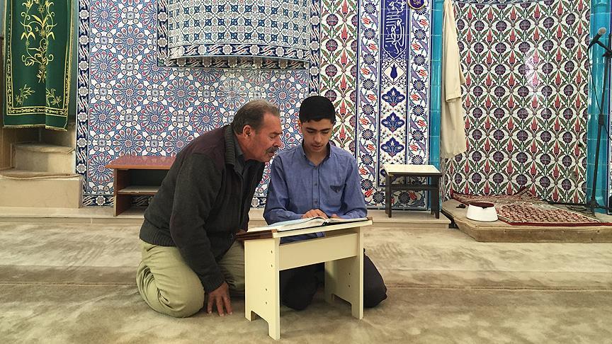 17 yaşındaki Suriyeli genç hafız cami cemaatine Kur'an öğretiyor