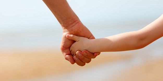 17 yıldır aradıkları kızlarını karşı binada buldular