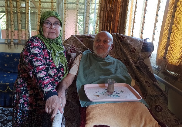 17 yıldır eşine bebek gibi bakıyor