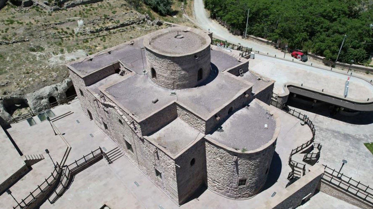 1700 yıldır ayakta! Ziyaretçi akınına uğruyor