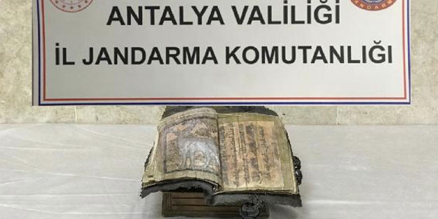 1700 yıllık kitabı 500 bin Euro'ya satmaya çalışan 7 şüpheli yakalandı