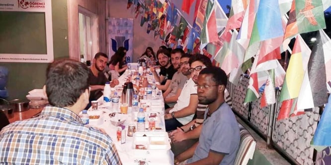 Gurbette öğrenim gören uluslararası öğrencileri yalnız bırakmadı