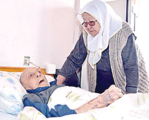 Asırlık Mehmet dede eşiyle huzurevinde hayatını devam ettiriyor