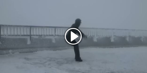 175 km hızla esen rüzgara karşı yürüdü! İşte o ilginç anlar