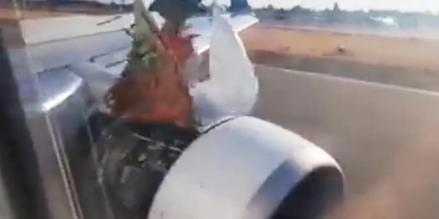 176 yolcuyu taşıyan uçak, metal panelin kopması sonucu...