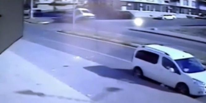 Öğrenci servisi ile otomobil çarpıştı: 9 yaralı