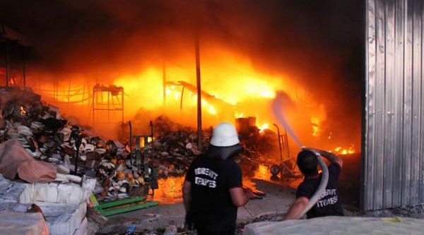 Adana’da plastik eşya deposunda yangın