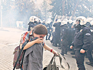 AÜ’de terör yandaşları polise saldırdı