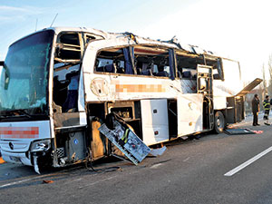 Yolcu otobüsü bariyerlere çarptı: 7 ölü