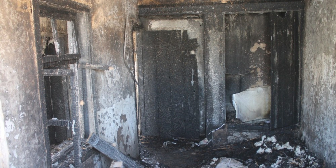 Fuhuş yapılan evi ateşe verdiler
