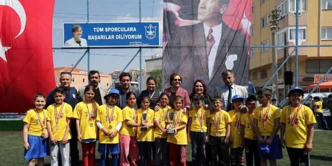 Minik sporcular madalyalarını aldı