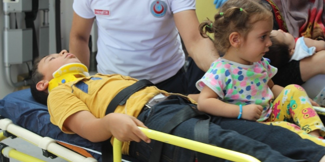 Hafif ticari araç ile otomobil çarpıştı: 4 yaralı