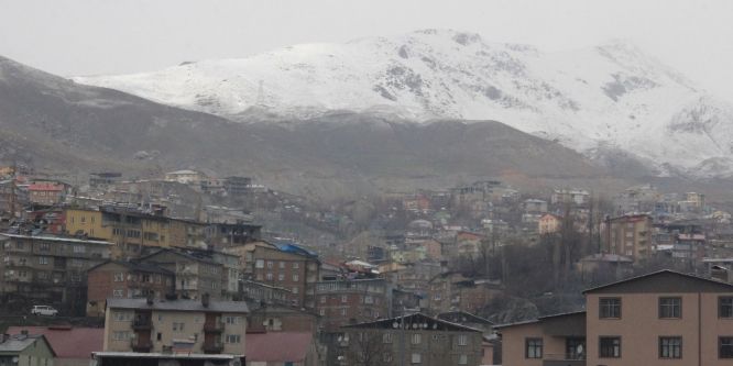 Hakkari’nin yüksek kesimlerine kar yağdı