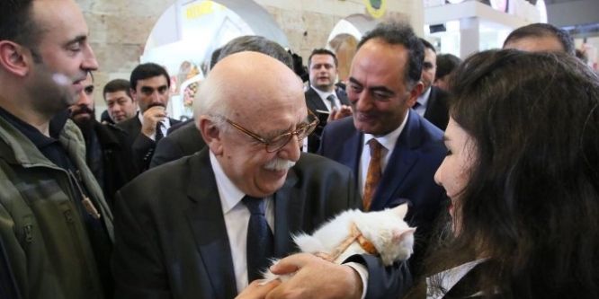 Bakan Avcı Van standını ziyaret etti