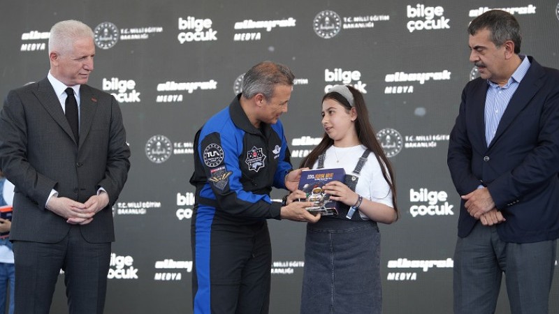 18 bin okuldan 6 bin çocuk Milli Eğitim Bakanı Yusuf Tekin, Alper Gezeravcı ve Vali Davut Gül ile buluştu