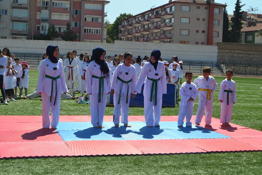 18 branşda açılan yaz spor okullarına 4 Bin 200 kişi başvuru yapıldı. 