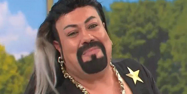 "18 kilo altınım var" demişti! Görgüsüzlüğü işte şimdi tescillendi! Şarkıcı Kobra Murat torununu altına boğdu