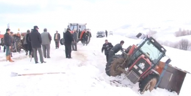 18 öğrenciyi taşıyan traktör devrildi
