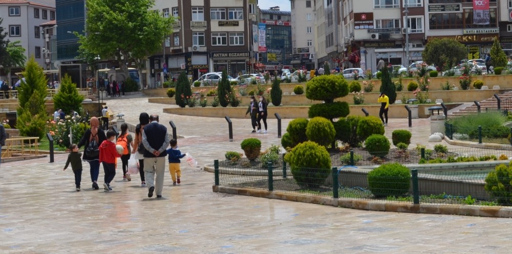18 yaş altı, özgürlüğün tadını çıkardı 