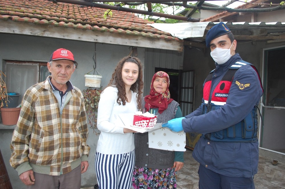 18 yaşına giren Emine’ye jandarmadan sürpriz 