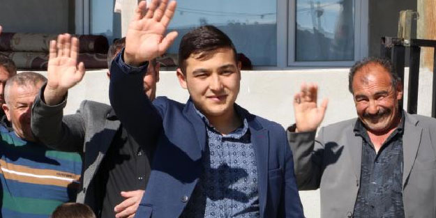 18 yaşında mahallesine muhtar oldu