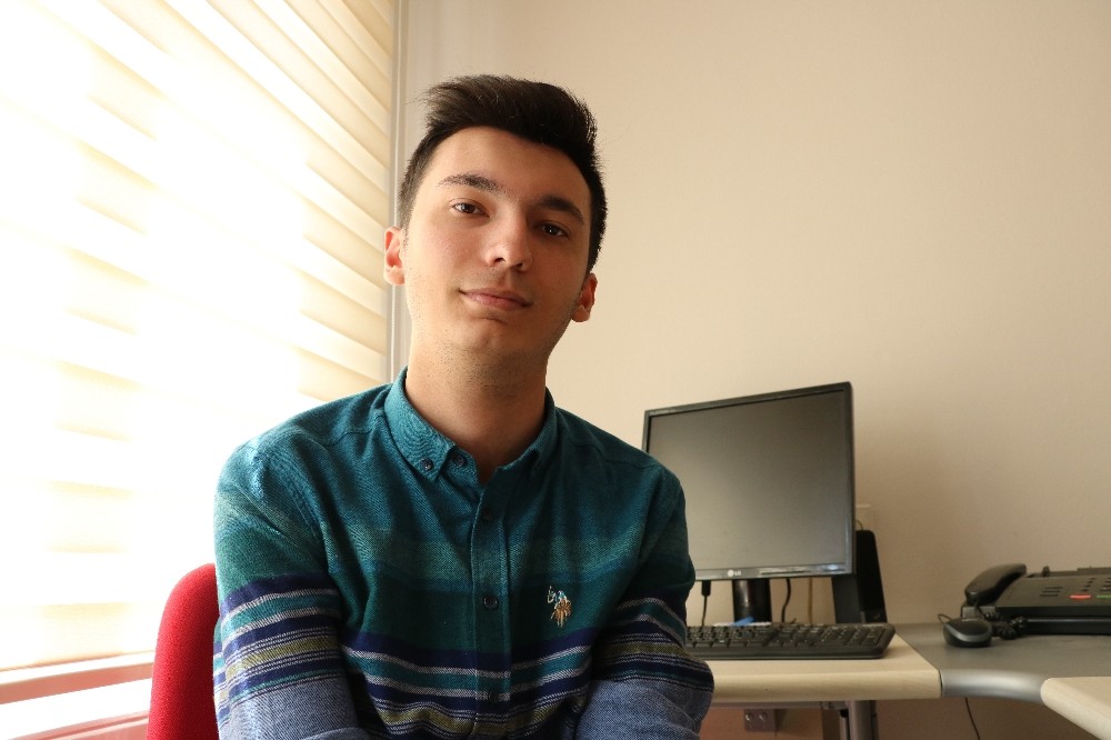 18 yaşındaki Yiğitcan 1 trilyonluk ’elma’nın kurtlarını temizledi 