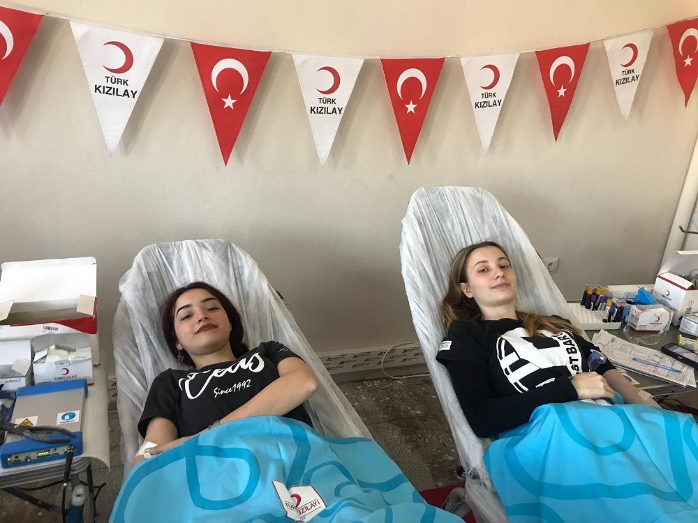 18 yaşını doldurup kan bağışçısı oldular 